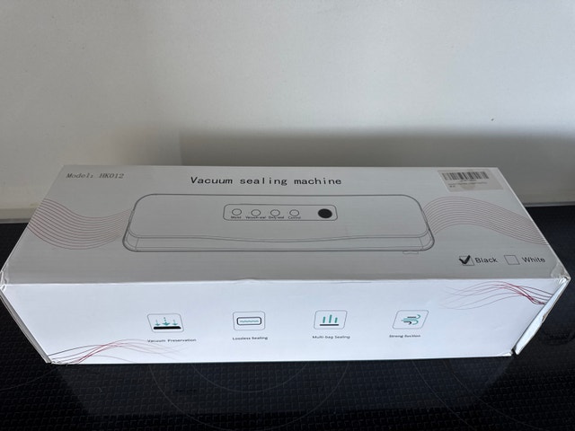 LNIB Vacuum Sealer with 32 pre cut bags