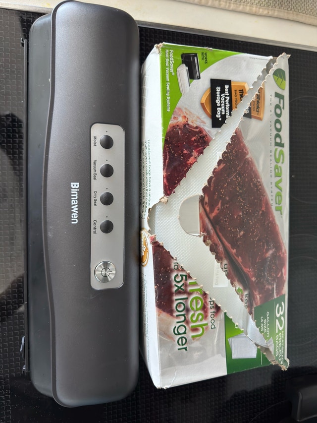 LNIB Vacuum Sealer with 32 pre cut bags - photo 2