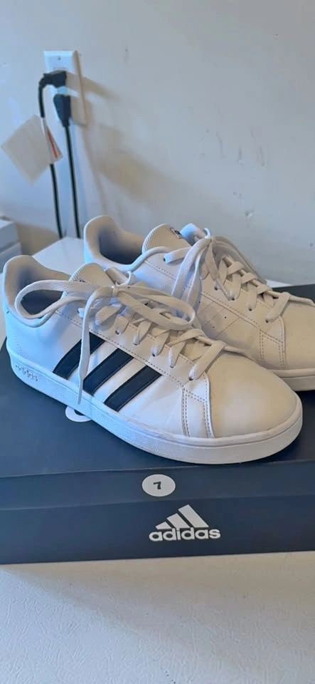 Adidas Sneakers