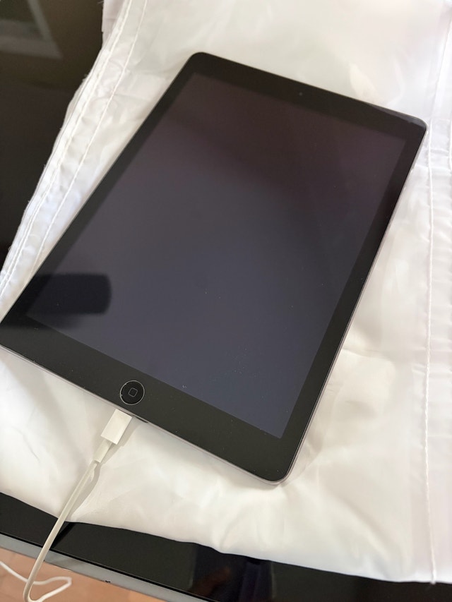 Apple iPad Air Space Gray, 32GB for sale - photo 3