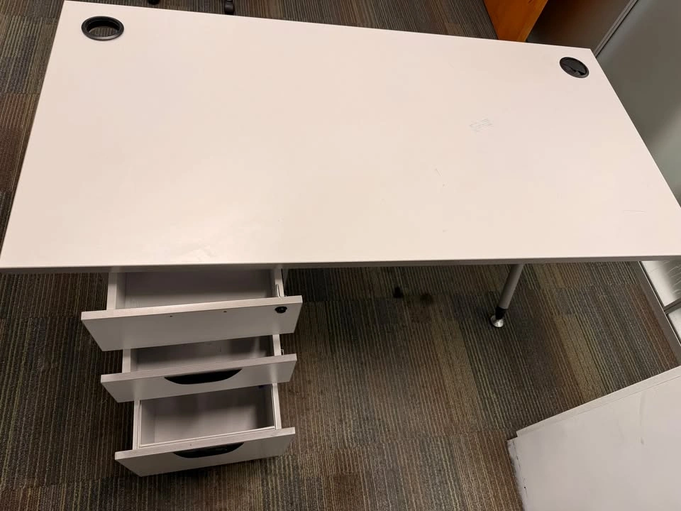 White office desk - photo 2