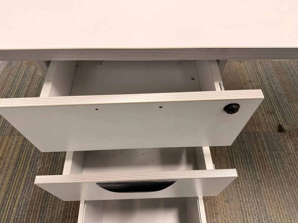 White office desk - photo 3