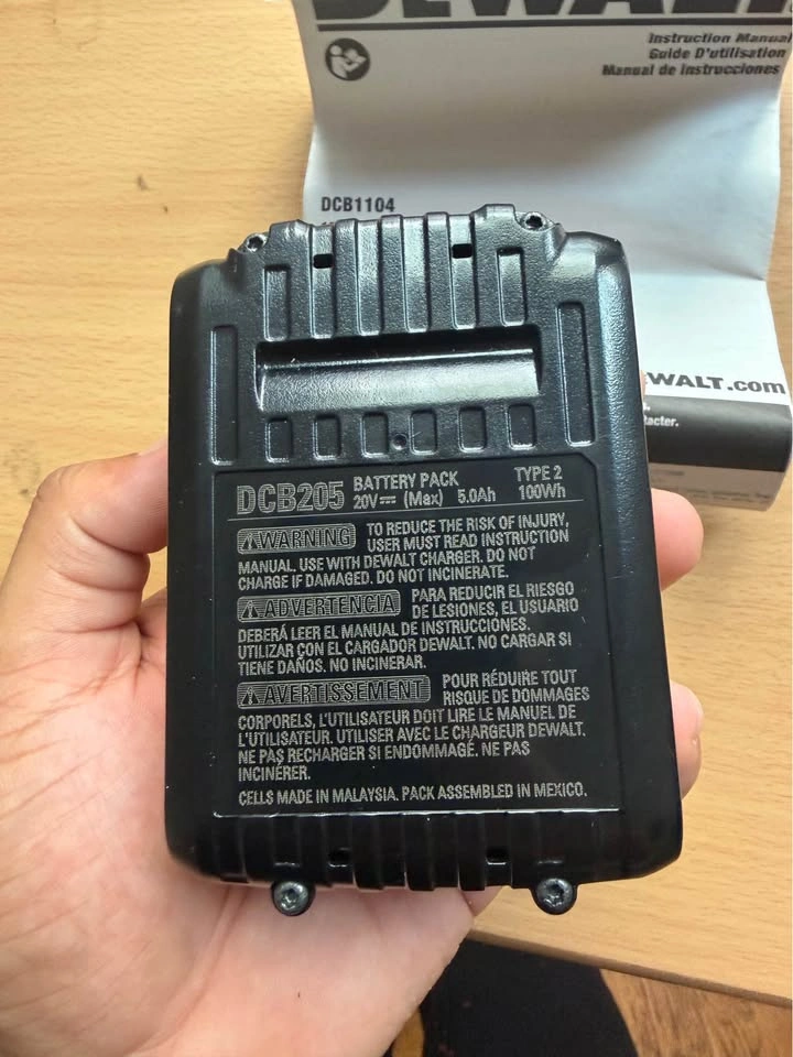 🔋 DEWALT DCB205 20V MAX XR 5.0Ah Battery – Genuine OEM - photo 4