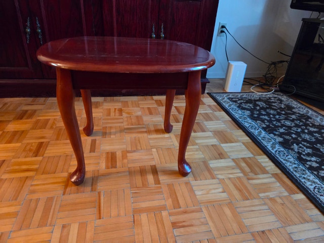 Oval Cherry Wood End Table - Queen Anne Legs - 20x23 in