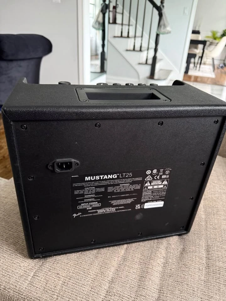Fender Mustang LT25 Guitar Amp - photo 2