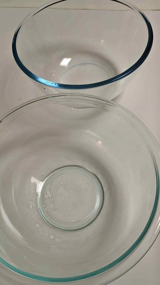 Pyrex Glass Mixing Bowls - Set of 2