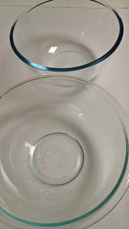 Pyrex Glass Mixing Bowls - Set of 2
