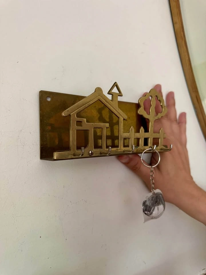 Vintage Brass House & Tree Key Holder – 5 Hook Wall Rack - photo 3