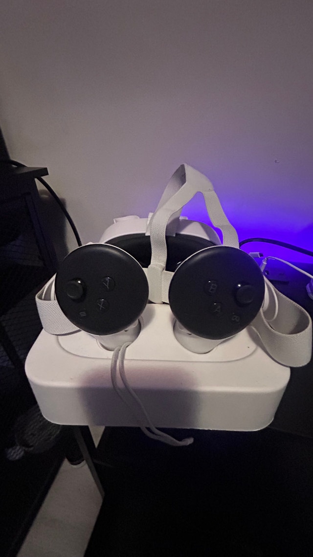 Meta Quest 3S + Charging Dock - photo 2