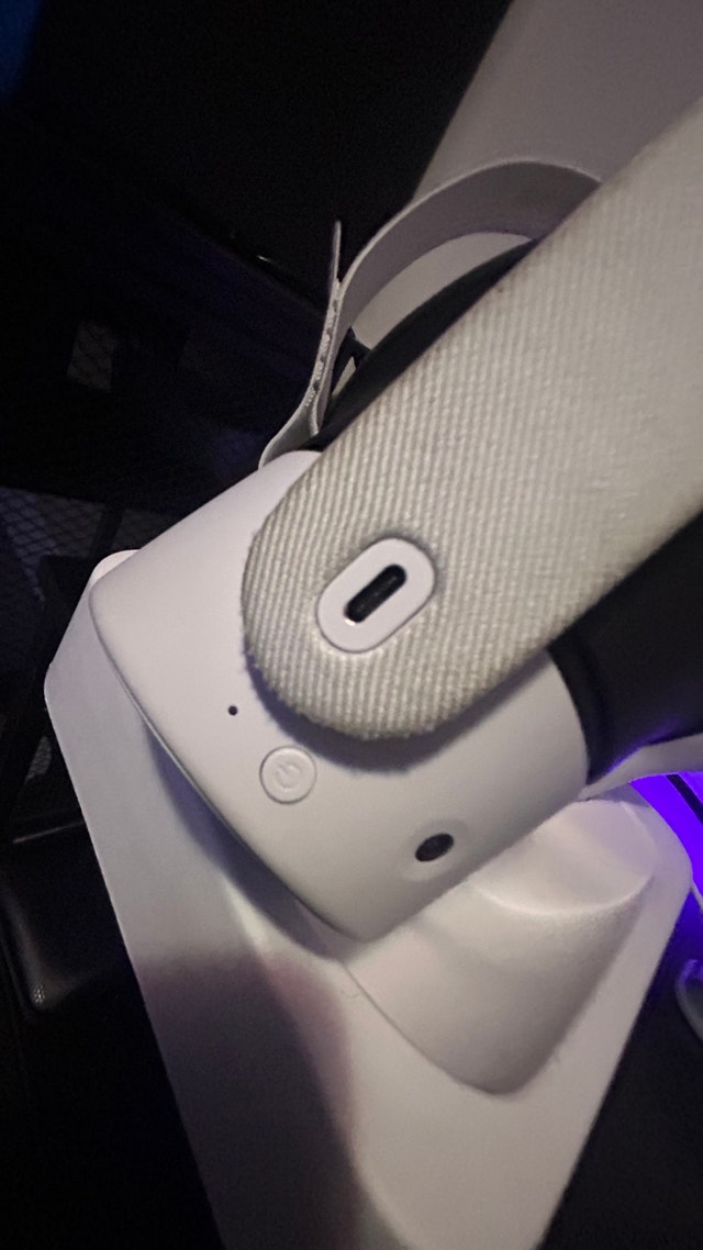 Meta Quest 3S + Charging Dock - photo 4