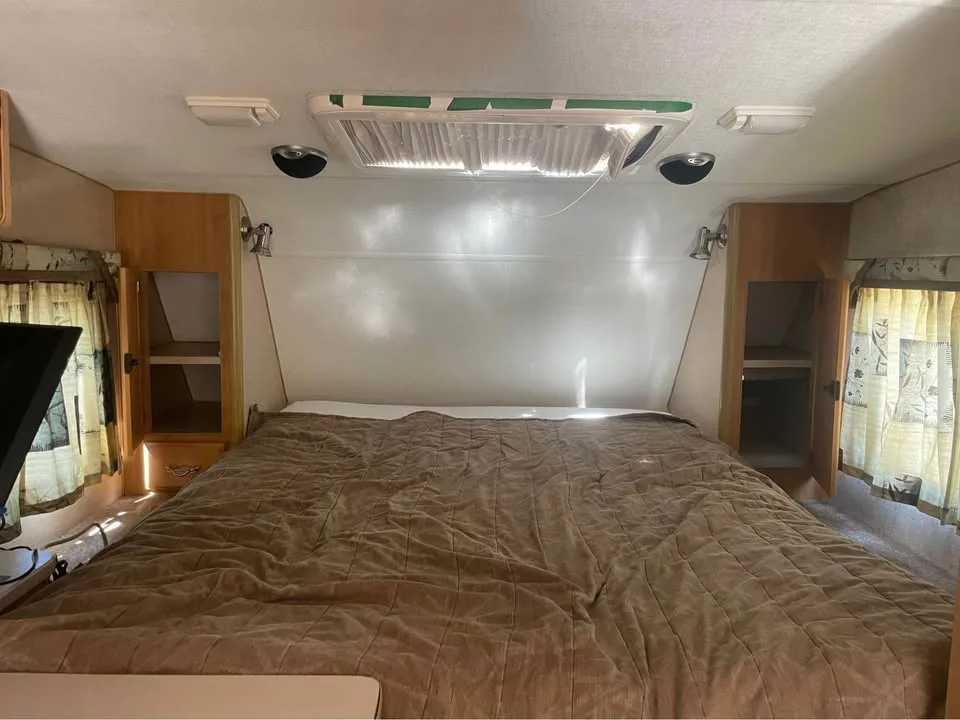 2007 Lance 1055 Longbox Truck Camper image indicator(2)