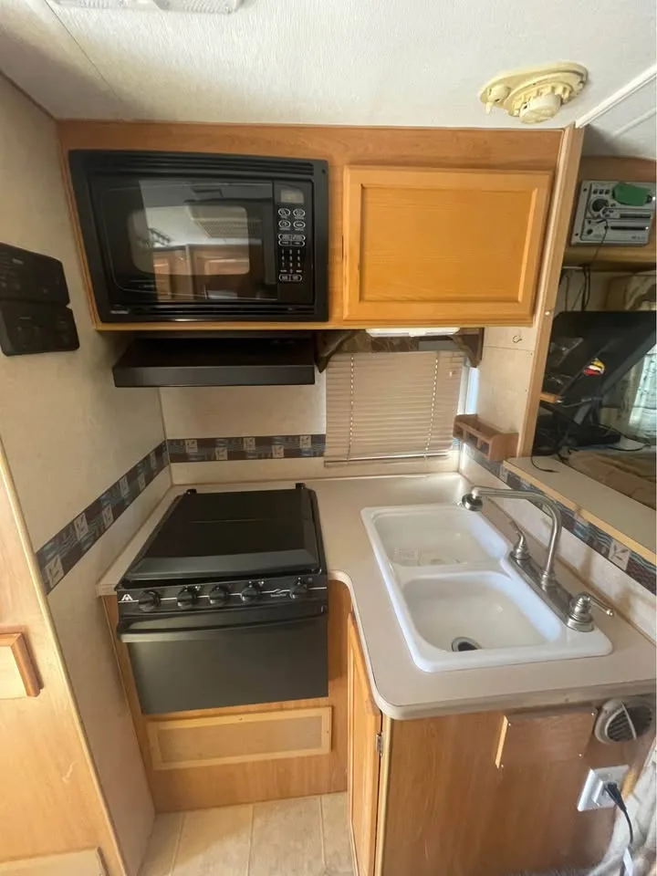 2007 Lance 1055 Longbox Truck Camper image indicator(3)