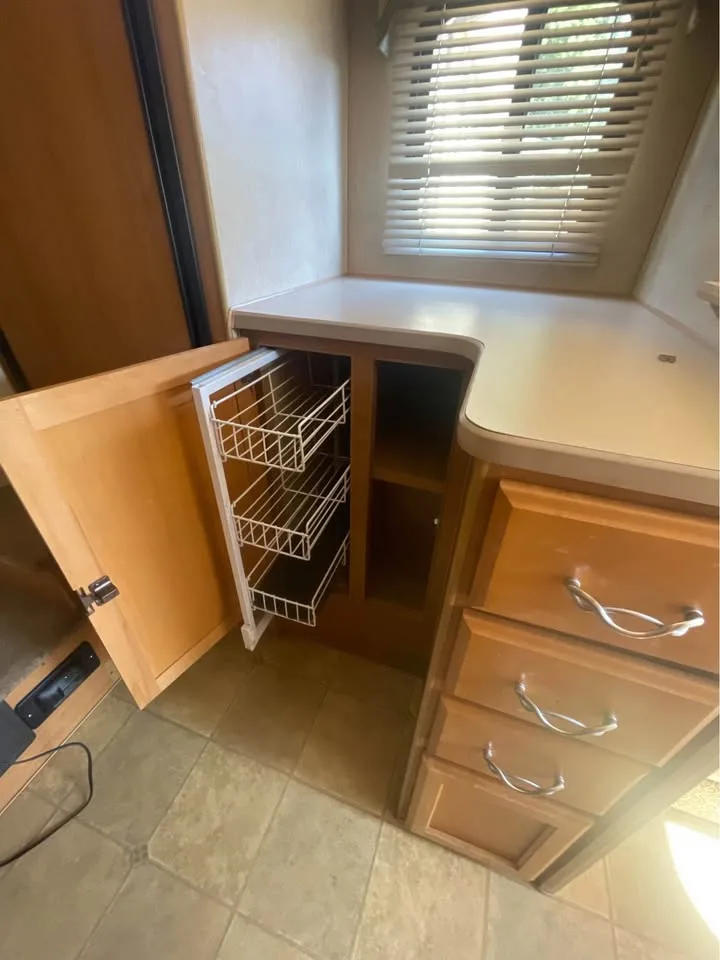 2007 Lance 1055 Longbox Truck Camper image indicator(6)