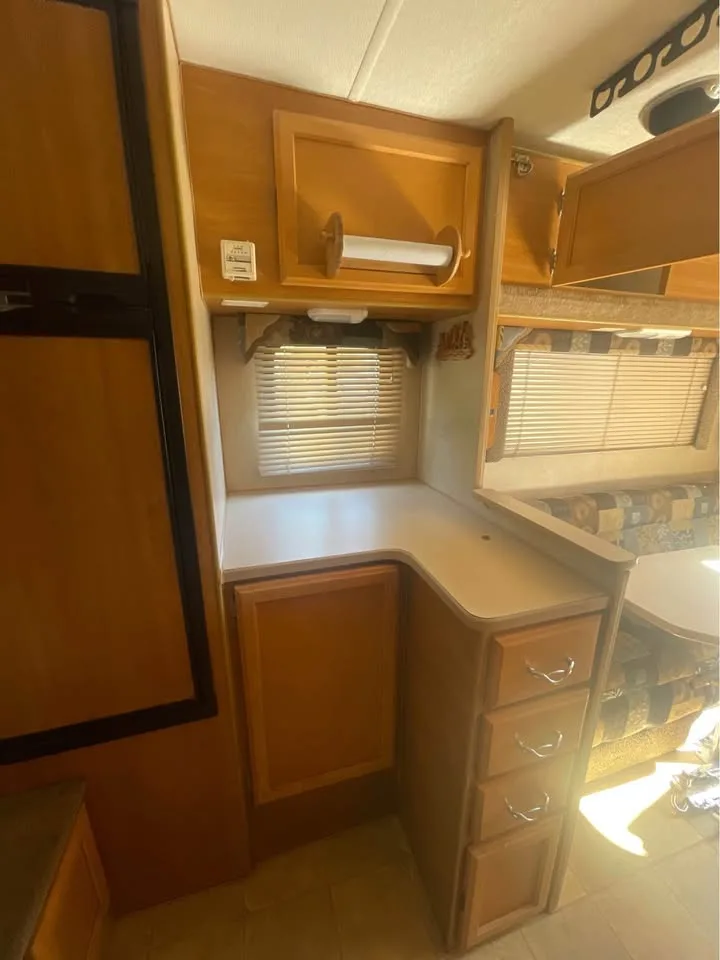 2007 Lance 1055 Longbox Truck Camper image indicator(7)