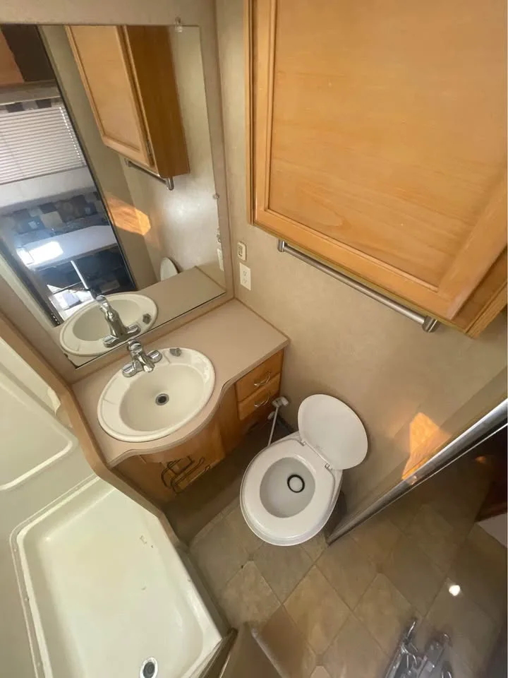 2007 Lance 1055 Longbox Truck Camper image indicator(8)