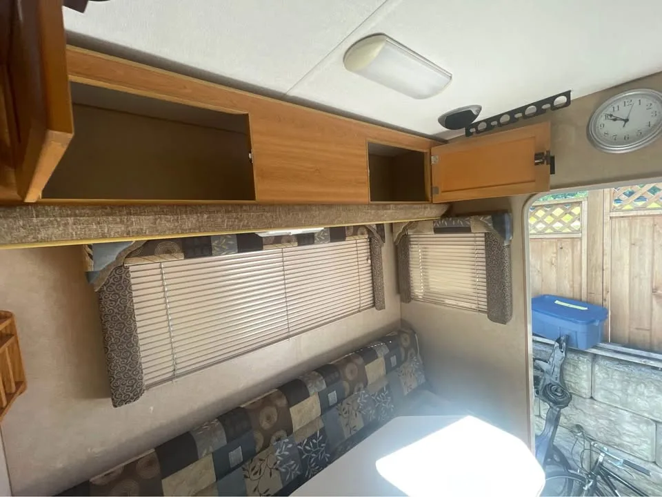 2007 Lance 1055 Longbox Truck Camper image indicator(9)