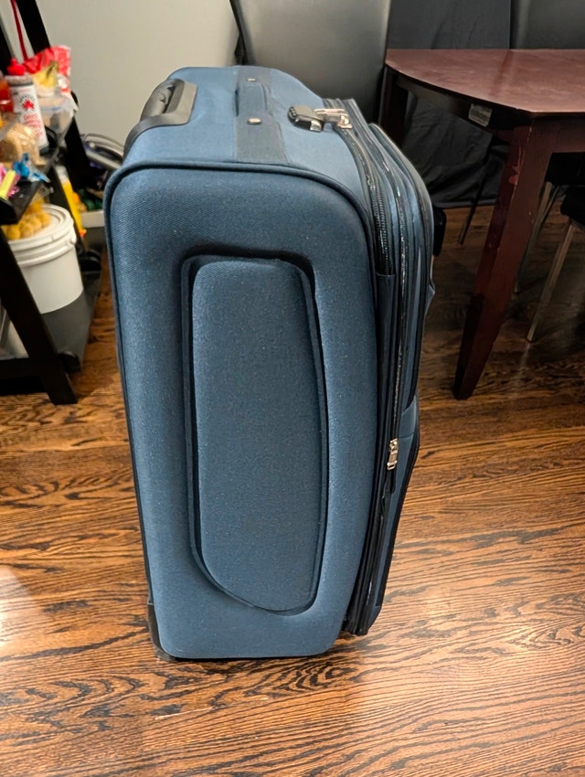 Extra Large 32" Expandable Spinner Suitcase w/ Combination Lock - photo 2