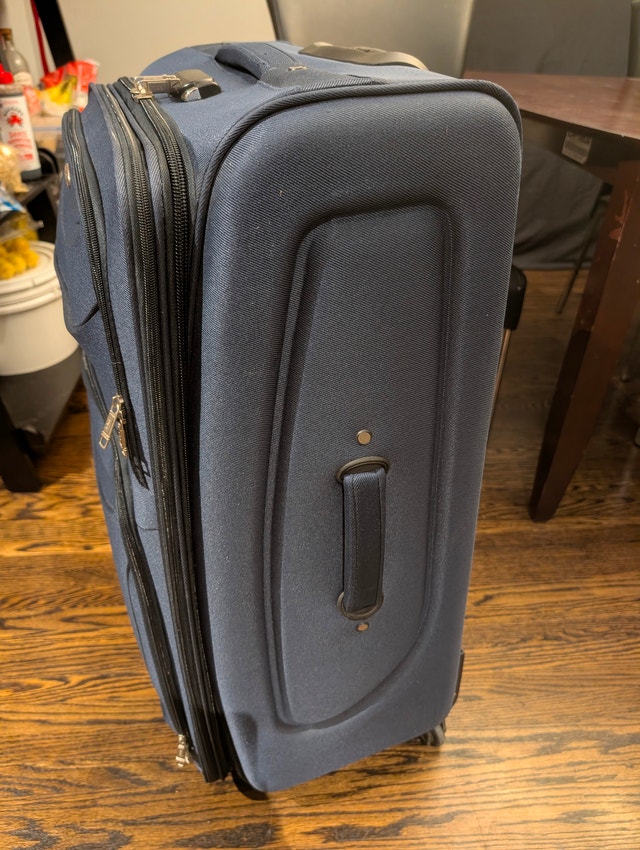 Extra Large 32" Expandable Spinner Suitcase w/ Combination Lock - photo 3
