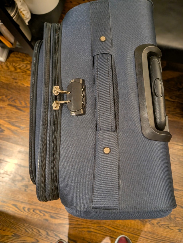 Extra Large 32" Expandable Spinner Suitcase w/ Combination Lock - photo 5