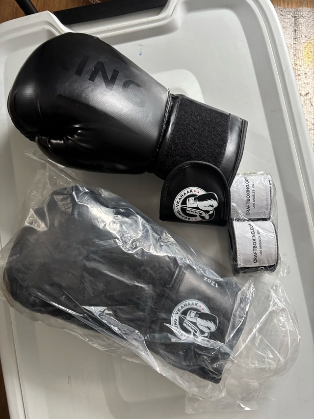 60 lbs boxing bag with gloves - photo 3