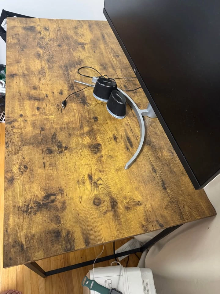 Desk - photo 2