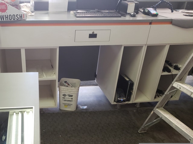 PRICE DROP Reception Desk Retail - photo 4