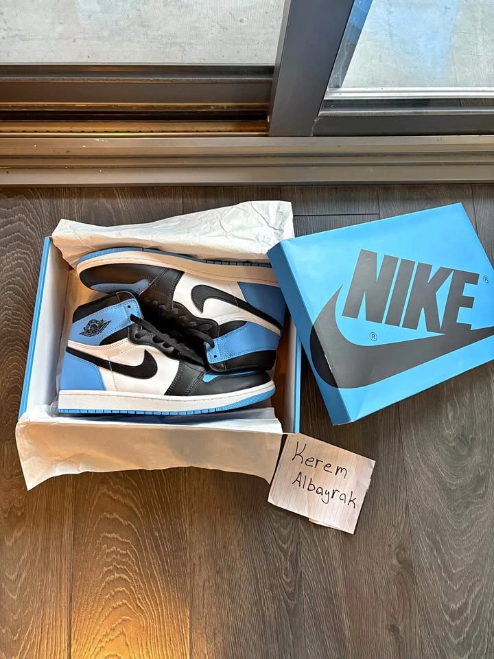 Air Jordan 1 High UNC toe