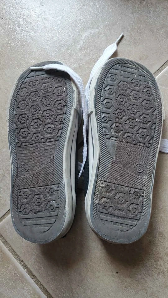Toddler size 9 converse shoes - photo 2