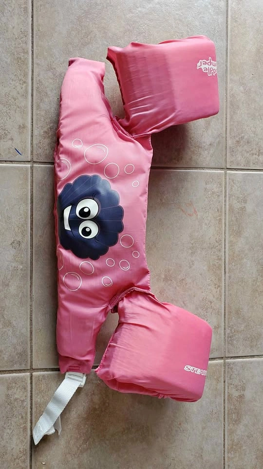 Water wings for girl