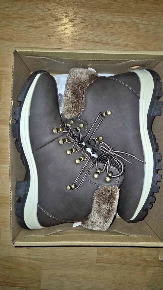 Brand New Viscozzy Women’s Winter Boots – Size 9 – Faux Fur Line