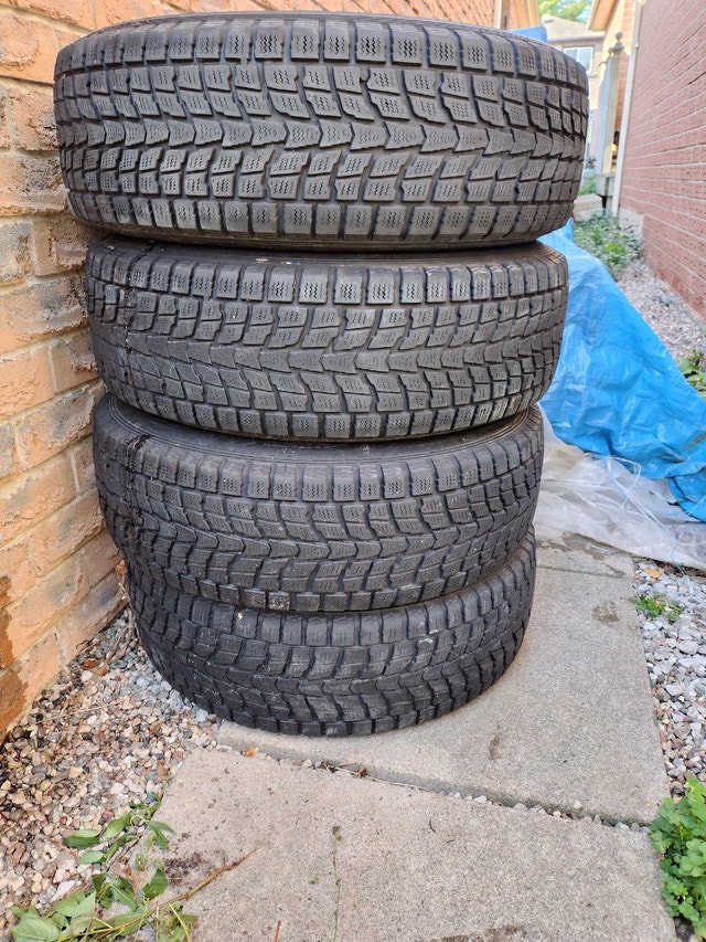4 WINTER TIRES 215-70-R16 DUNLOP GRANDTREK