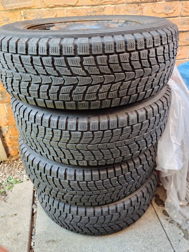 4 WINTER TIRES 215-70-R16 DUNLOP GRANDTREK - photo 2
