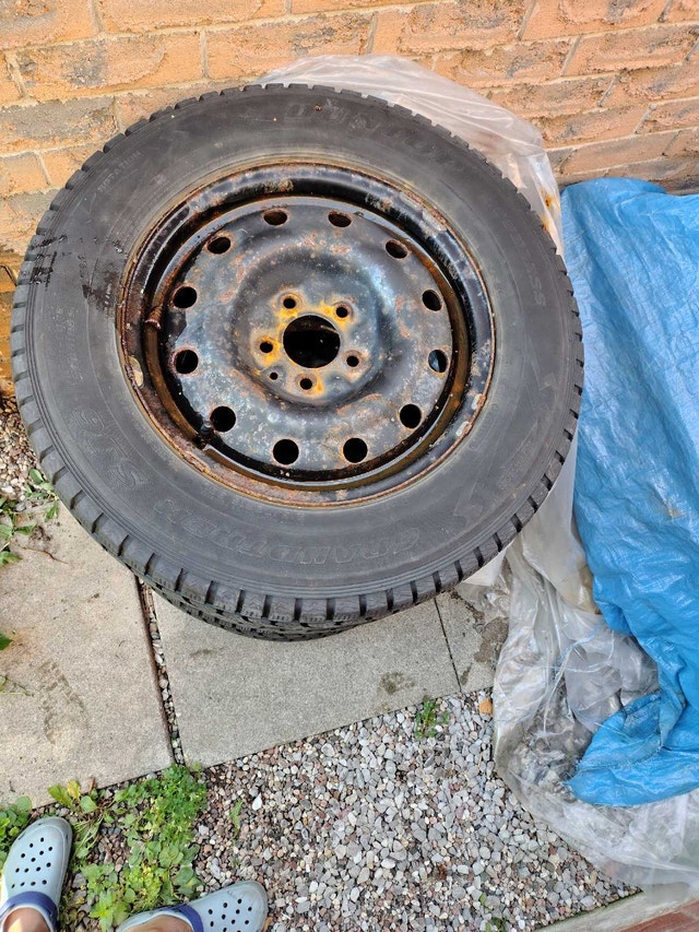 4 WINTER TIRES 215-70-R16 DUNLOP GRANDTREK - photo 3
