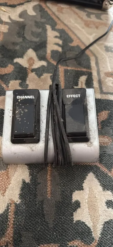 Behringer GX212 Guitar Amp image indicator(2)