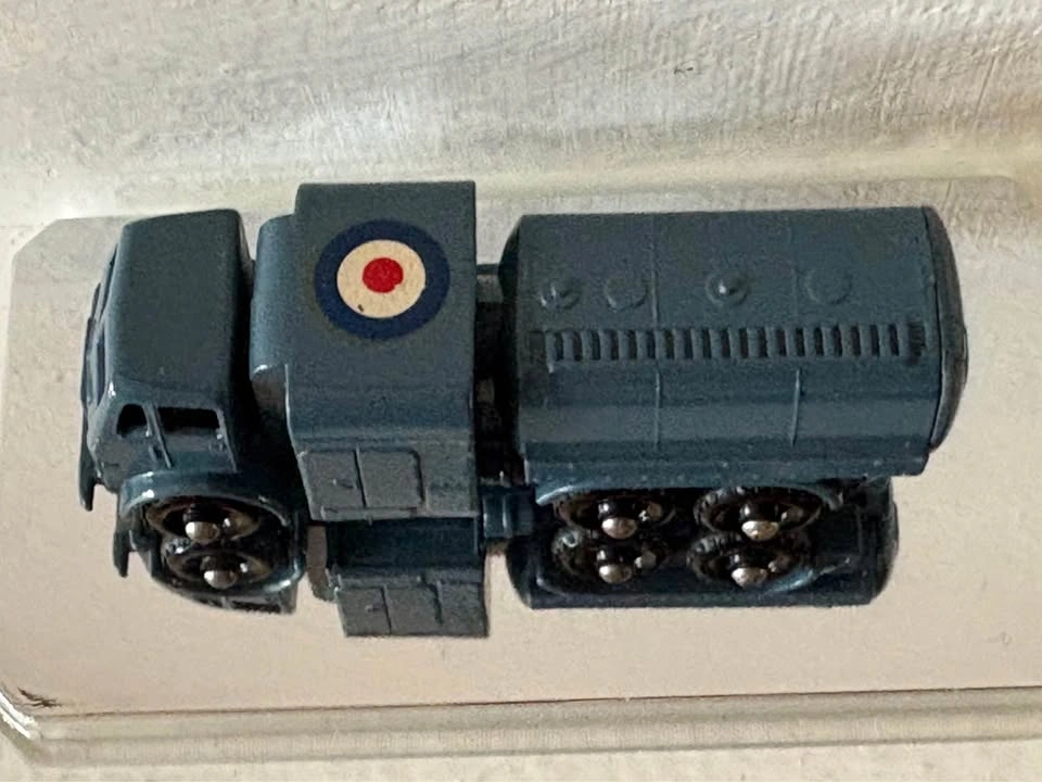 Vintage Lesney Matchbox No. 73a RAF 10 Ton Pressure Refueller - photo 4