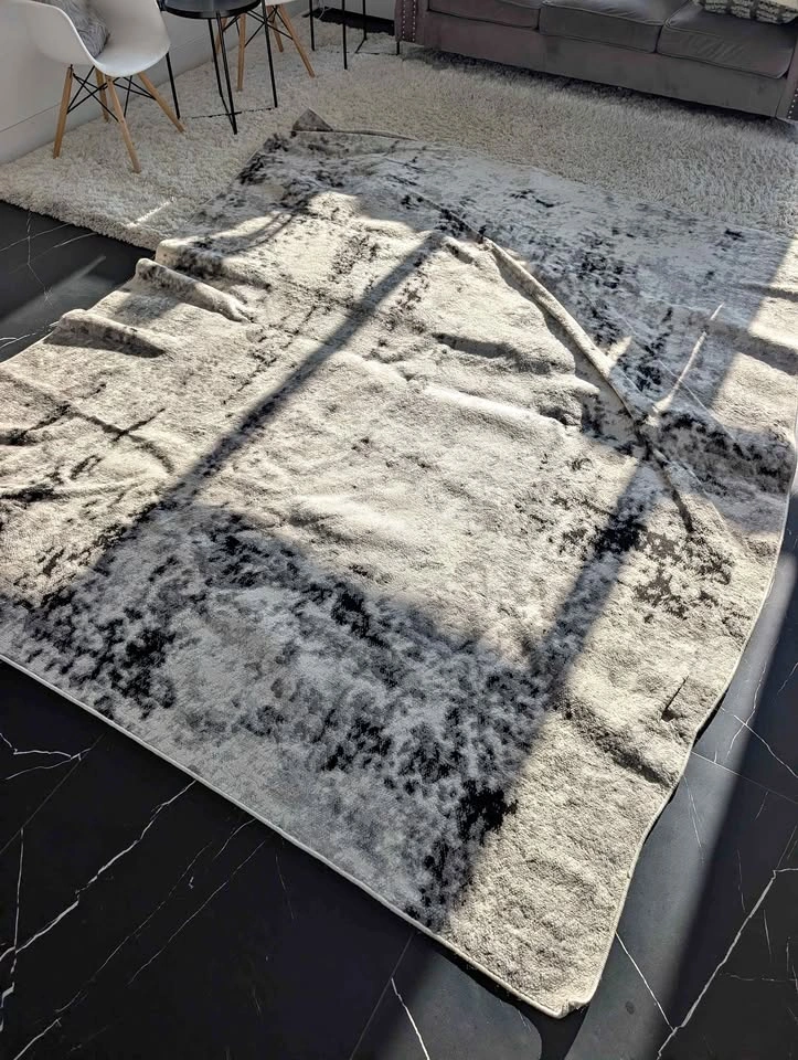7.10 x 10 feet black and white low pile rug