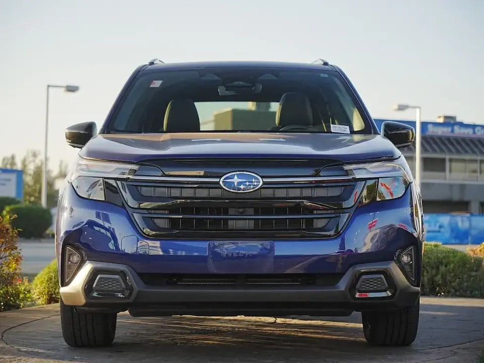 2025 Subaru Forester Premier - photo 2