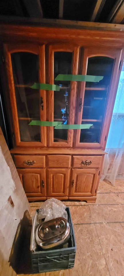 Solid Oak Buffet & Hutch / China Cabinet