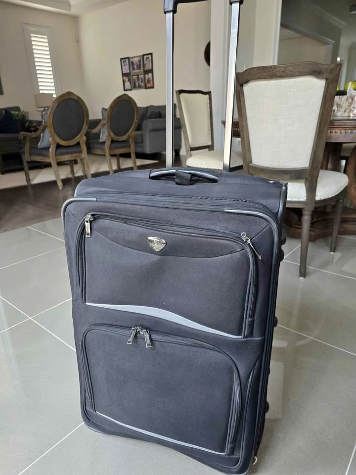 25x17x11 very good condition luggage, 2 wheel