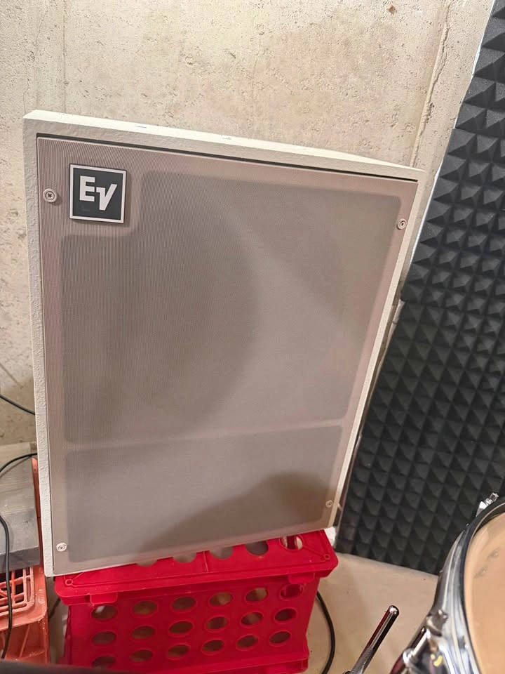 Pair of EV brand FRX122 Speakers