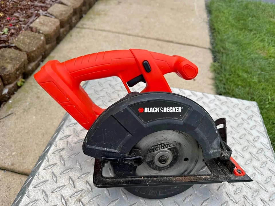 Cordless circular saw (tool only)