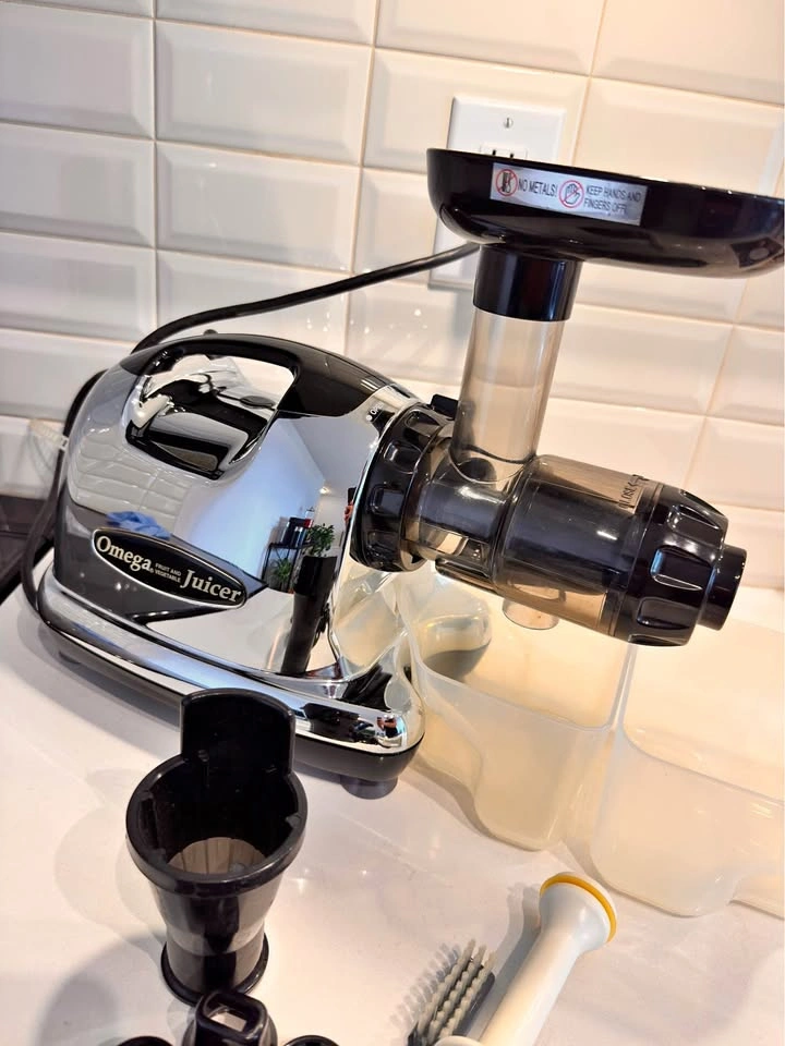 Omega 8006 Cold Press Masticating Juicer + Accessories
