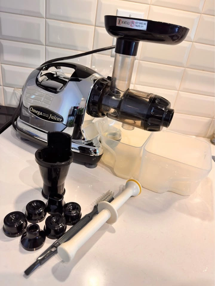 Omega 8006 Cold Press Masticating Juicer + Accessories - photo 3