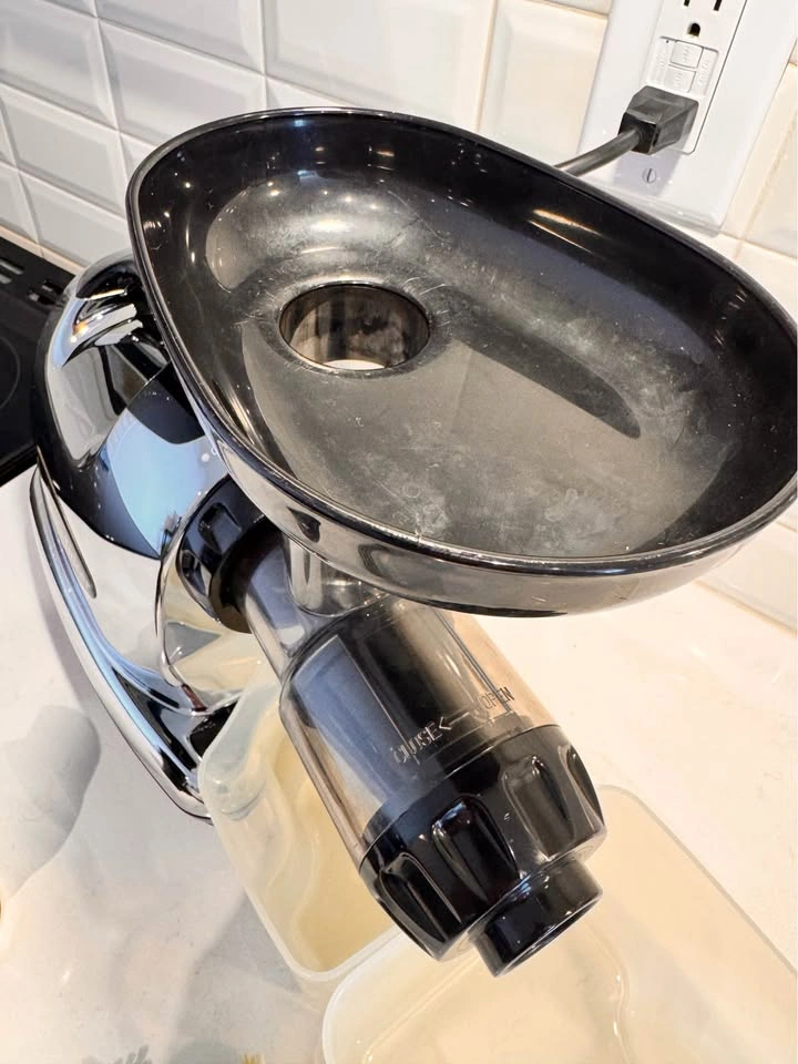 Omega 8006 Cold Press Masticating Juicer + Accessories - photo 5