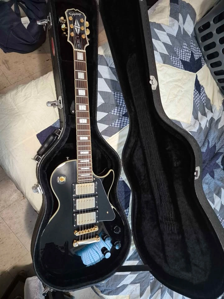 Better than new Epiphone Les Paul Custom Black Beauty guitar - photo 2