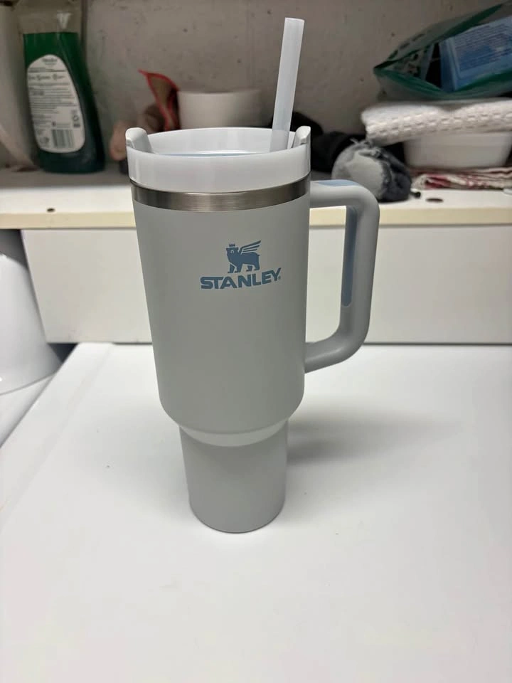 Stanley Quencher H2.0 FlowState 40 oz Tumbler Light GREY