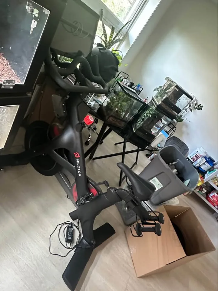 Mint condition Pelaton tilting screen image indicator(2)