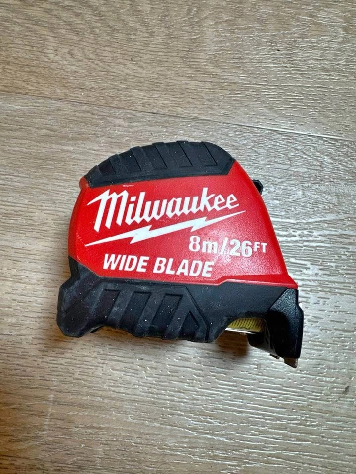Milwaukee 26 ft / 8 m Wide Blade Tape Measure