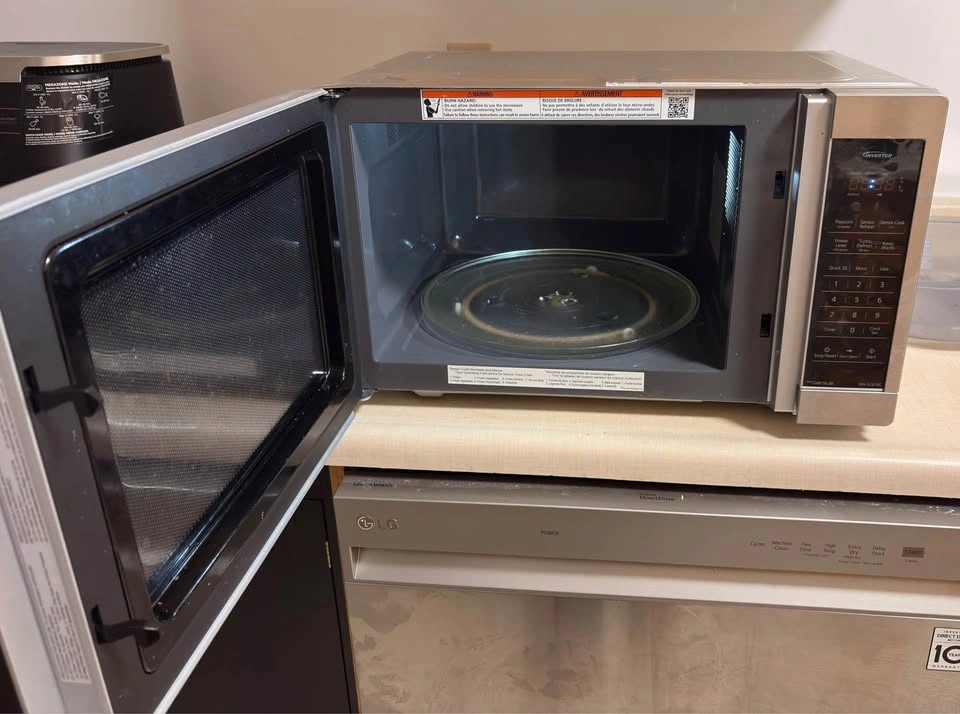 Panasonic NN-SC678C Inverter Microwave - Moving Sale - photo 2