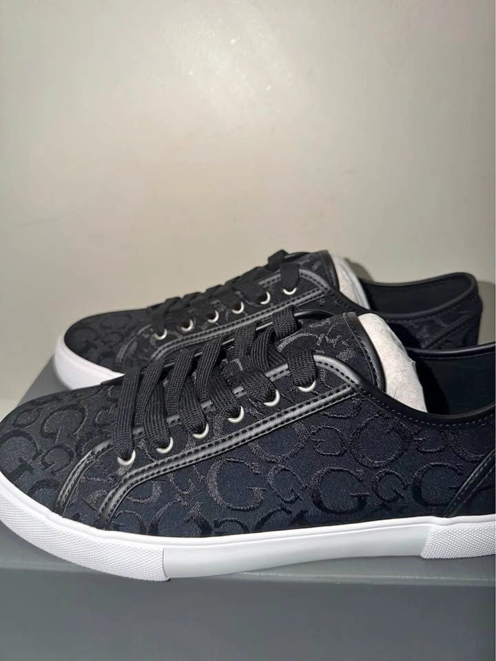 New Guess Men's Logo Sneakers. Size 10 US.